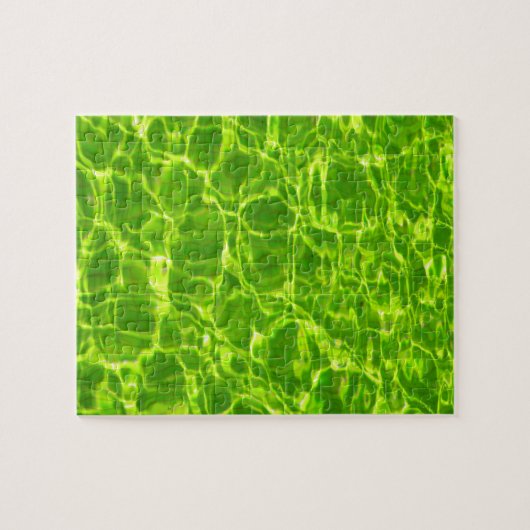 Grünes Pool-Wasser kopiert buntes Neonhelles Puzzle (Horizontal)