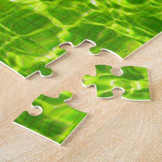 Grünes Pool-Wasser kopiert buntes Neonhelles Puzzle (Seite)