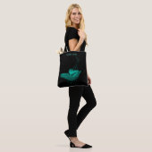 Grünes Regenbogenherz mit Sternen auf schwarz Tasche (Am Model)