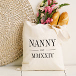 Grünes römisches Jahr Tragetasche<br><div class="desc">Diese minimalistische Totentasche,  die eine schicke Oma feiert,  zeichnet sich durch eine minimalistische Tasche aus,  die "Gruscha" oder Ihre Wahl von Oma-Spitznamen in schwarzen Serifenschrift auszeichnet. Mit dem Jahr,  in dem sie zu einer Großmutter wurde,  in eleganten römischen Ziffern für eine schicke Touch.</div>