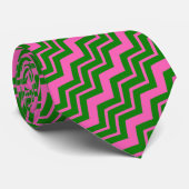 Grünes Rosa Chevron-Zickzack-Design  Krawatte (Gerollt)