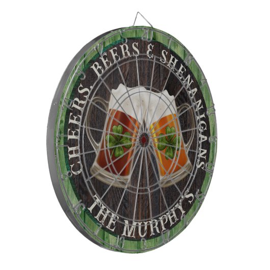Grünes rustikales Holz Cheers Beers and Shenanigan Dartscheibe (Vorderseite Links)