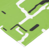 Grünes Schwarz-weißes modernes Muster Tischdecke (Schrägansicht)