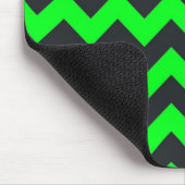 Grünes schwarzes Zickzack Neonmuster Mousepad (Ecke)