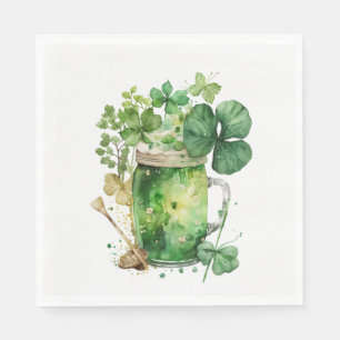 Grünes St. Patrick's Day-Bier in  Serviette
