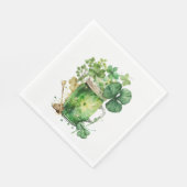 Grünes St. Patrick's Day-Bier in Serviette (Ecke)