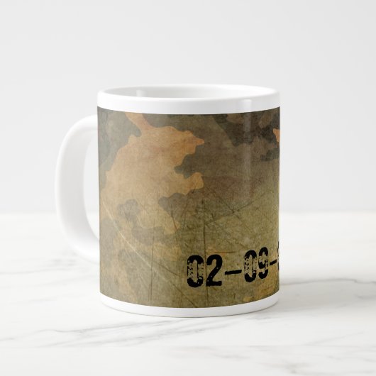 Grünes Tarnmuster Vintag V2.0 Jumbo-Tasse (Vorderseite Links)