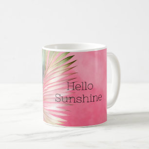 Grünes tropisches Blatt in Rosa Kaffeetasse