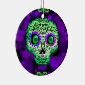 Grünes und Lila glühendes Zuckerschädel Halloween Keramik Ornament (Rechts)