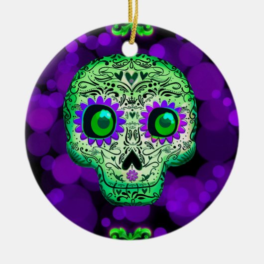 Grünes und Lila glühendes Zuckerschädel Halloween Keramik Ornament (Vorne)
