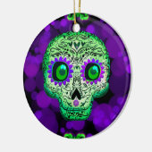 Grünes und Lila glühendes Zuckerschädel Halloween Keramik Ornament (Links)