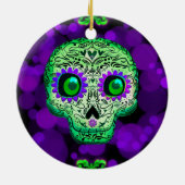 Grünes und Lila glühendes Zuckerschädel Halloween Keramik Ornament (Hinten)