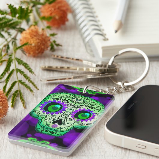Grünes und Lila glühendes Zuckerschädel Halloween Schlüsselanhänger (Vorderseite rechts)