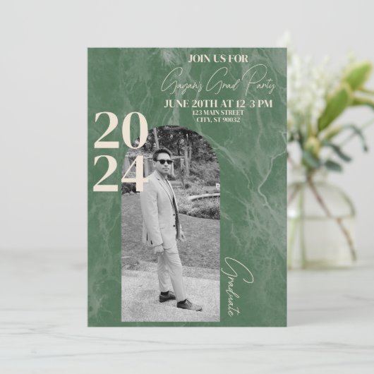 Grünes und modernes GraduiertenParty Einladung (Stehend Vorderseite)