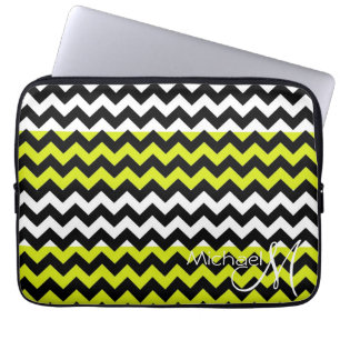 Grünes und weißes Chevron-Zickzack-Kundenmonogramm Laptopschutzhülle