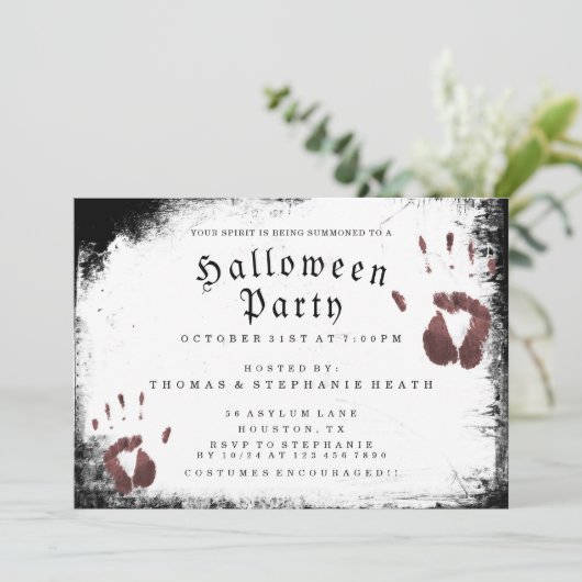 Grunge Bloody Hand Prints Halloween-Party Einladung (Stehend Vorderseite)