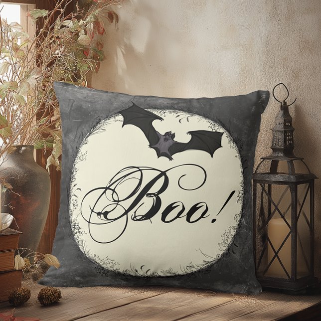 Grunge Boo Halloween Kissen (Halloween throw pillow with distressed moon, bat, and “Boo!” in script, gothic grunge Halloween home)