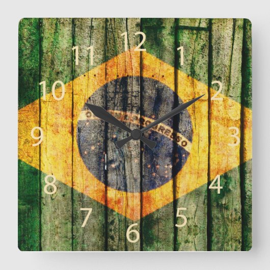 Grunge Brasilianische Flagge auf rustikalem Holzbo Quadratische Wanduhr (Vorderseite)