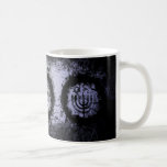 Grunge Chanukah Menorah Kaffeetasse<br><div class="desc">Grunge Design mit Menorah und einem Star of David. Einige digitale Pinsel,  die in diesem Werk verwendet wurden,  lieferten mit freundlicher Genehmigung der Obsidian Dawn: www.obsidiandawn.com.</div>