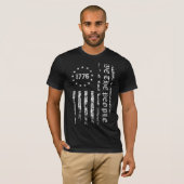 Grunge Flag We the People 1776 Black and White T-Shirt (Vorne ganz)