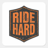 Grunge Motorcycle "Ride Hard" Shield Quadratischer Aufkleber (Vorderseite)