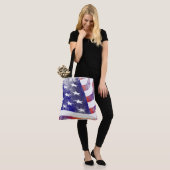 Grunge patriotisch fließende amerikanische Flagge, Tasche (Am Model)