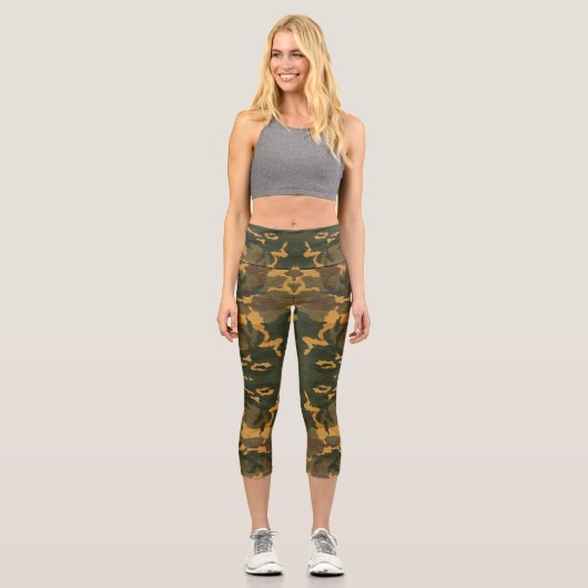 Grunged Green Camouflage Capri Leggings (Vorderseite)