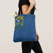 Grungeillustration der Nevada-Staatsflagge Tasche (Von Nahem)