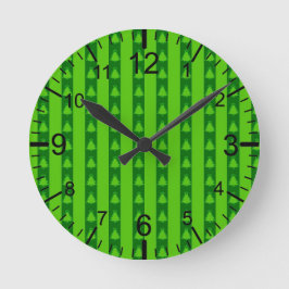 Grüngestricktes Weihnachtsbaummuster Runde Wanduhr