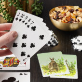 Grüngras mit braunen Kaninchen, die Karten spielen Spielkarten (In Situ)