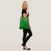 Grüngrasfarbe Textur. Handgezeichneter Hintergrund Tasche (Am Model)