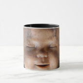 Grungy Doll Face Tasse (Zentrum)