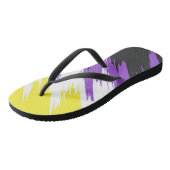 Grungy Funky ZigZag Abstrakte Flag für nichtbinäre Badesandalen (Schrägansicht)