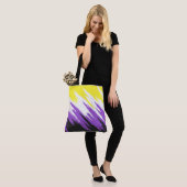 Grungy Funky ZigZag Abstrakte Flag für nichtbinäre Tasche (Am Model)