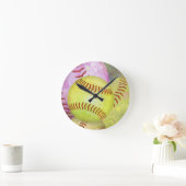 Grungy Girly Softball Runde Wanduhr (Zuhause)