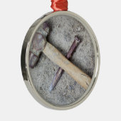 Grungy Hammer und Meißel Silbernes Ornament (Rechts)