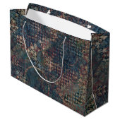 Grungy Muster mit unordentlichem Patchwork von Große Geschenktüte (Rückseite Schrägansicht)