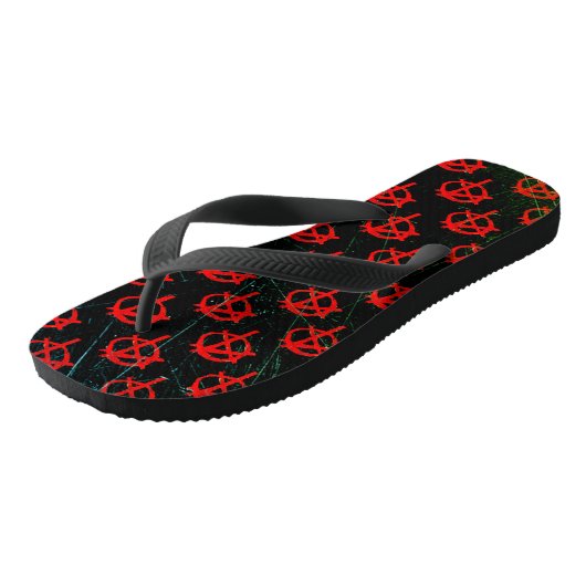 Grungy Red Anarchy Symbol Badesandalen (Schrägansicht)
