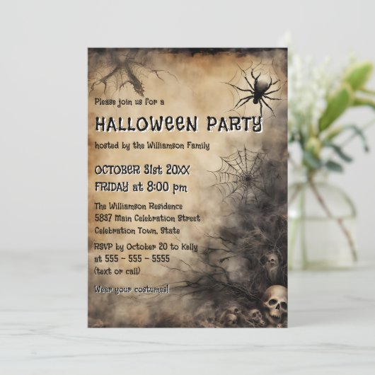Grungy Spiderweb Skulls und Bare Tree Halloween Einladung (Stehend Vorderseite)