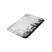 Grungy Stadthintergrund in Schwarzweiss Badematte (Schrägansicht)