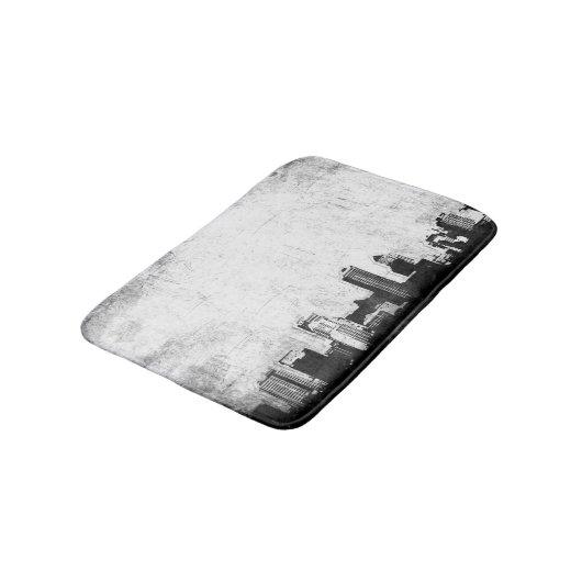 Grungy Stadthintergrund in Schwarzweiss Badematte (Schrägansicht)