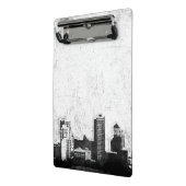 Grungy Stadthintergrund in Schwarzweiss Mini Klemmbrett (Gewinkelt2)
