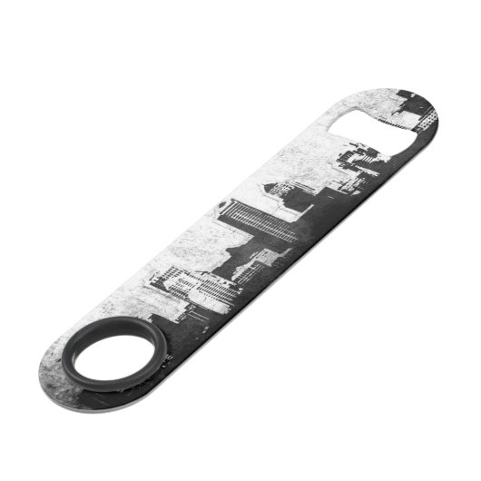Grungy Stadthintergrund in Schwarzweiss Speed Flaschenöffner (Rückseite Schrägansicht)