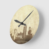 Grungy Stadthintergrund Runde Wanduhr (Winkel)