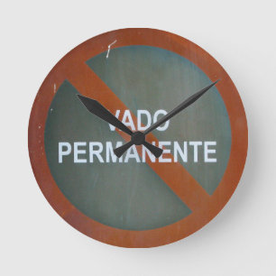 Grungy Street Sign Man Cave Runde Wanduhr