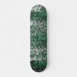 Grünölstruktur auf Stöcken und Fäden Skateboard
