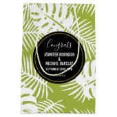 Grünpalmenblätter tropisches Muster Hochzeitsfeier Mittlere Geschenktüte (Rückseite)