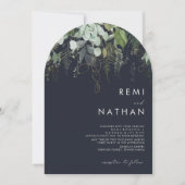 Grünpflanzen und Goldleaf | Dunkle Navy-Hochzeitsa Einladung (Vorderseite)