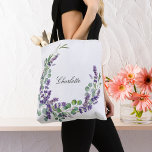 Grünpflanzenschrift Lavender eucalyptus begrüne Tasche<br><div class="desc">Weiß,  mit Lavendel-Blume und Eukalyptusgrün dekoriert. Personalisieren Sie Ihren Namen und fügen Sie ihn hinzu. Schwarze Buchstaben.</div>