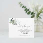 Grünschrift Ändern des Datums Save the Date Ankündigungspostkarte (Stehend Vorderseite)